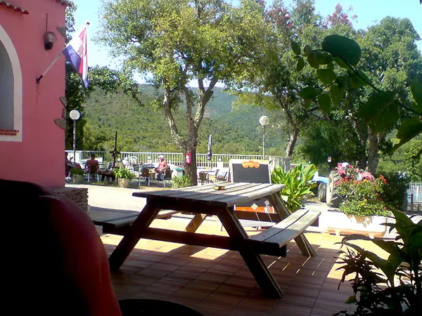 Bar, snack et épicerie sur place