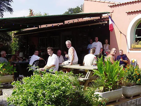 Bar, snack et épicerie sur place