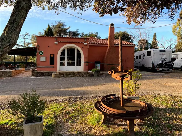 Bar, snack et épicerie sur place