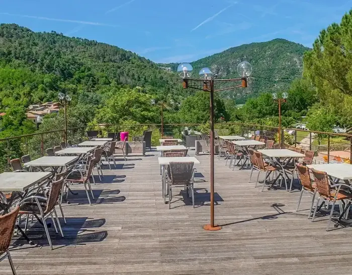 Une table et des pauses sur place