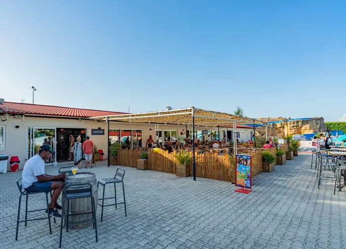 Restaurant, snack et courses sur place