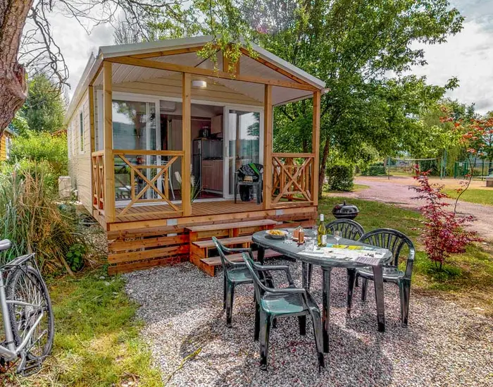 Snack, bar et tables au bord de l'eau