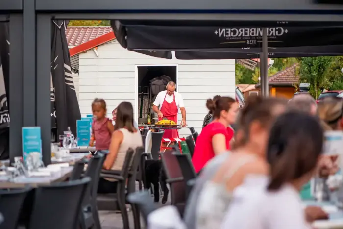 Snack, bar et tables au bord de l'eau