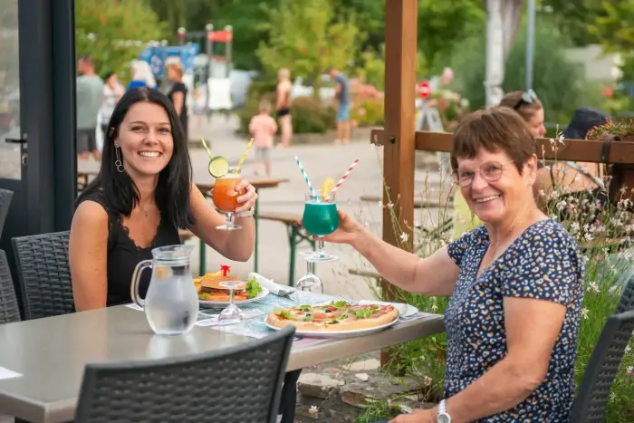 Snack, bar et tables au bord de l'eau