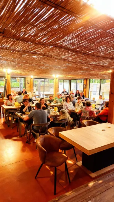 Une table conviviale face à la piscine