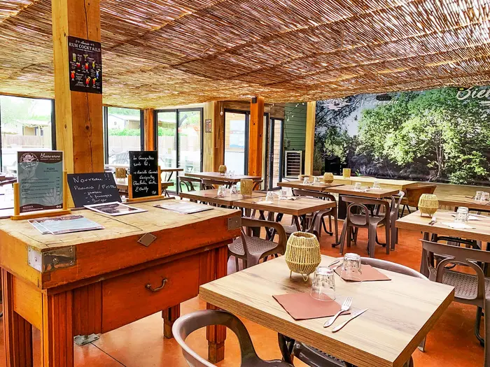 Une table conviviale face à la piscine