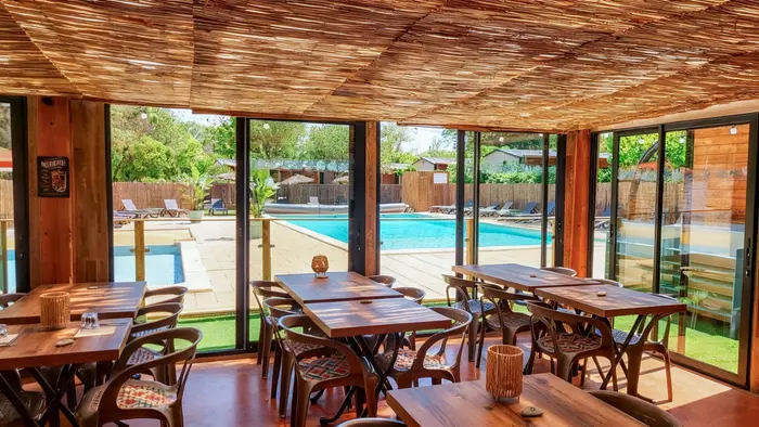 Une table conviviale face à la piscine