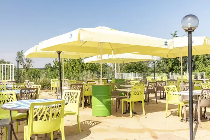 Bar, restaurant et courses d'appoint