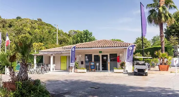 Bar, restaurant et courses d'appoint