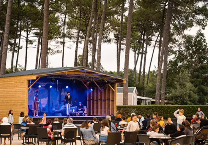 Restaurant, bar et courses sur place
