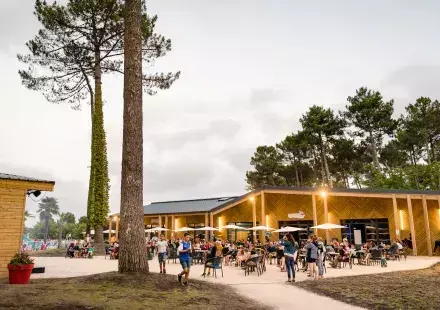 Restaurant, bar et courses sur place