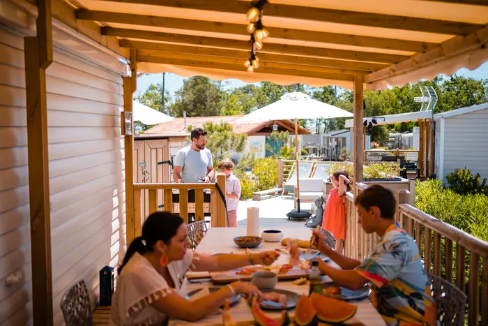 Restaurant, bar et épicerie au quotidien