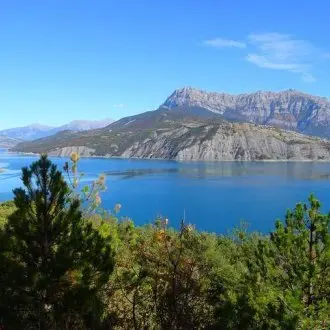 Entre lac, villages et reliefs alpins