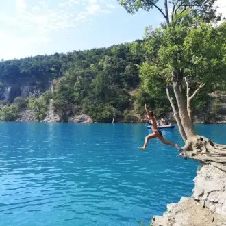 Entre lac, villages et reliefs alpins