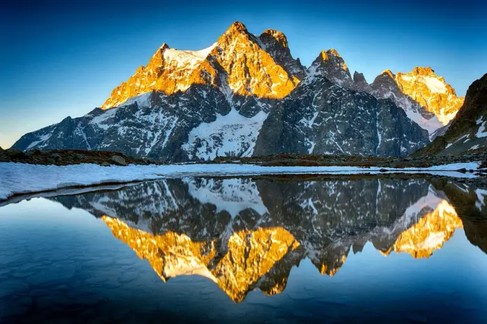 Entre lac, villages et reliefs alpins