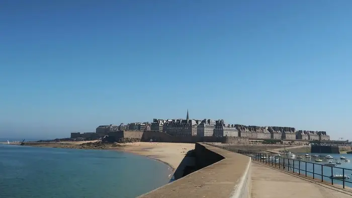 Entre village côtier et Côte d’Émeraude