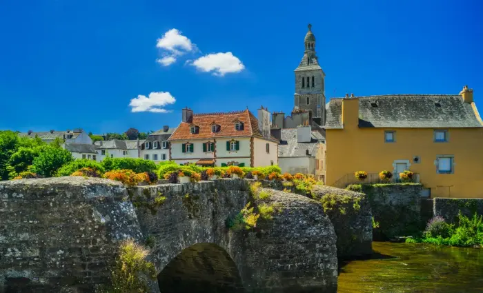 Entre sentier côtier, ports et villes