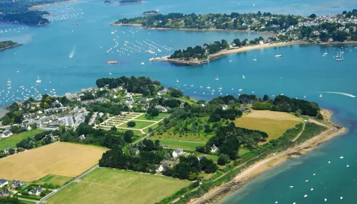 Entre sentier côtier, ports et villes