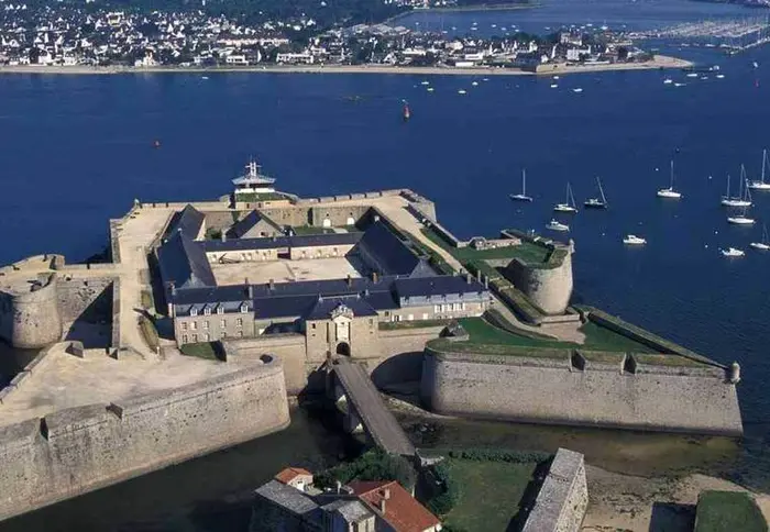 Entre ports, villages et cités bretonnes