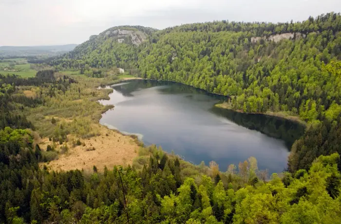 Lacs, cascades et villages du Jura