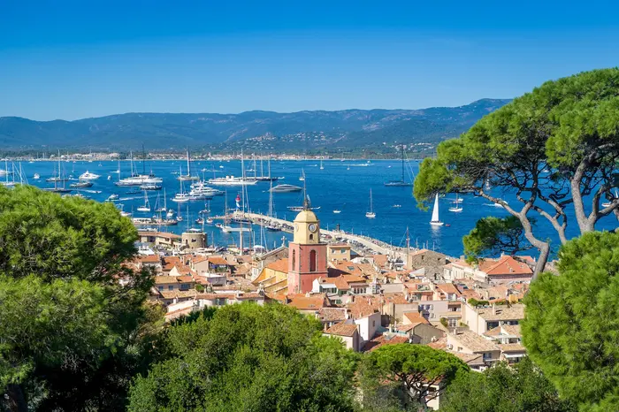 Entre village médiéval, plages et massif