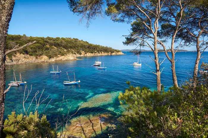 Entre village médiéval, plages et massif
