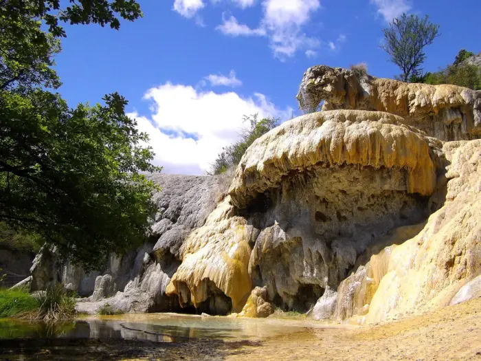 Fontaine pétrifiée de Réotier
