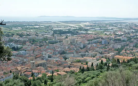 Hyères, îles et villages alentours