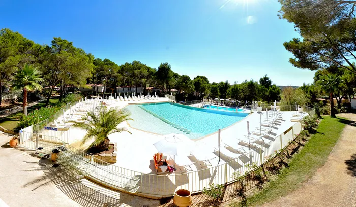 Camping - Castelnau-de-Guers - Languedoc-Roussillon - résidentiel la Pinède