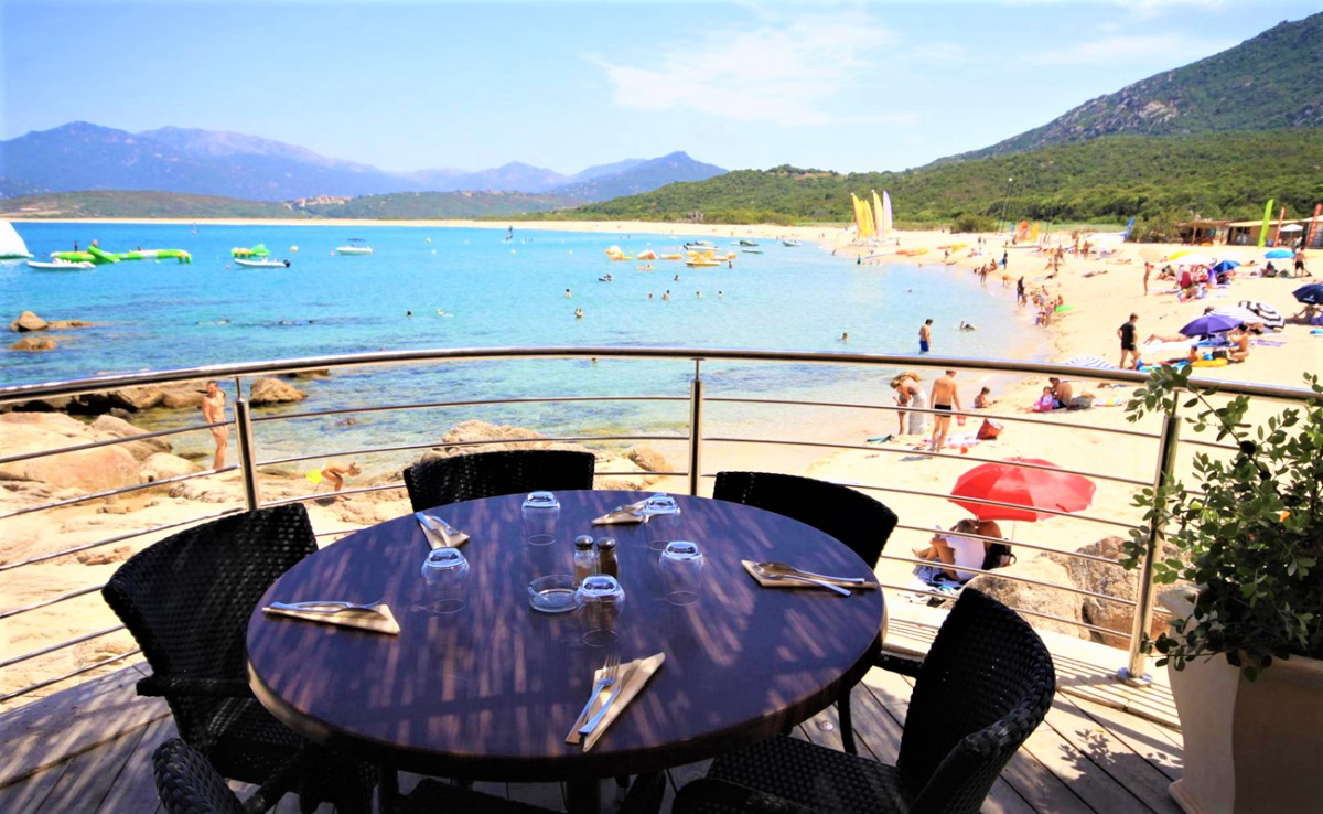 10 campings posés sur des plages de rêve!