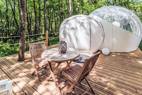 Camping avec des hébergements insolites
