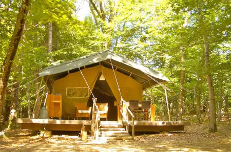 Camping dans des lodges africaines