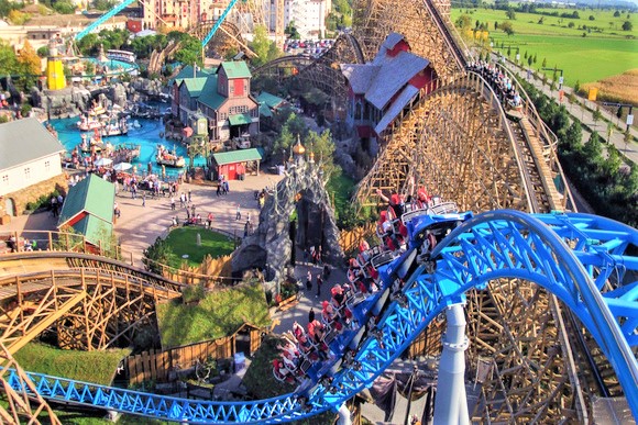 Séjour à Europa-Park en famille 90 €* par personne Séjour 1 nuit + 1 entrée à Europa-Park (logement Tipi 4 pers.) Séjour à Europa-Park en famille 90 €* par personne Séjour 1 nuit + 1 entrée à Europa-Park (logement Tipi 4 pers.)