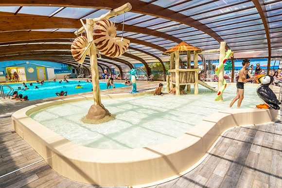 ILE d'Oléron - Camping Oléron Loisirs 4* 137 €* la semaine du 30/06, Bungalow Caraïbes 4 pers. ILE d'Oléron - Camping Oléron Loisirs 4* 137 €* la semaine du 30/06, Bungalow Caraïbes 4 pers.