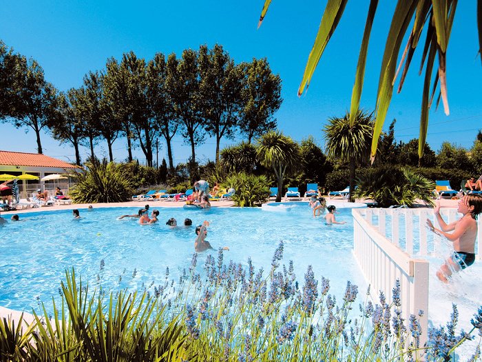 Saint-Georges-d'Oléron - Camping Le Saint Hubert 4* 224 €* la semaine du 23/06, Chalet 4 pers. Saint-Georges-d'Oléron - Camping Le Saint Hubert 4* 224 €* la semaine du 23/06, Chalet 4 pers.